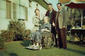 Maud Allan (in wheelchair) with Manya, Felix, and Mischel Cherniavsky, Los Angeles, c. 1955 / Maud Allan Collection, Dance Collection Danse